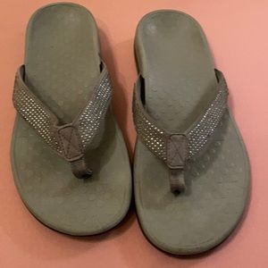 Grey Vionic size 10 sparkle thong sandals